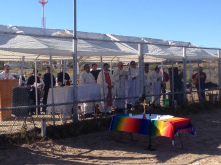 Bishops and priests celebrate Mass behind border fence